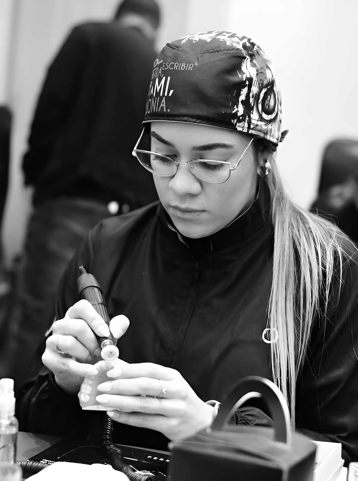 Dra. Margeri Calderón realizando un procedimiento dental con precisión